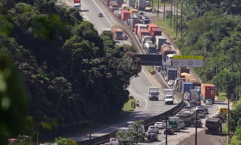Excesso de caminhões causa novo congestionamento na Cônego Domênico Rangoni