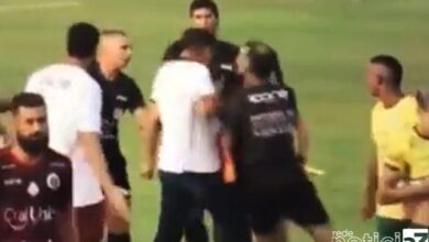 VÍDEO - Árbitra assistente é agredida por treinador dentro de campo