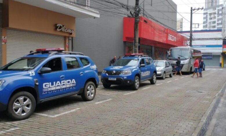 Ônibus de turismo são multados após descumprirem lei de Santos