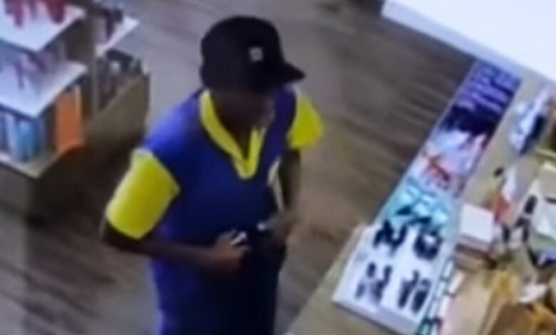 VÍDEO - Homem armado assalta loja em Praia Grande