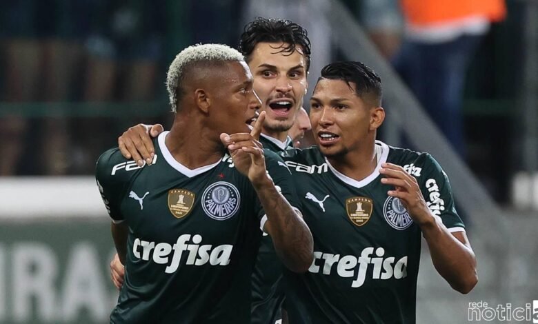 Palmeiras arrasa com Corinthians e conquista a primeira vitória no Brasileirão