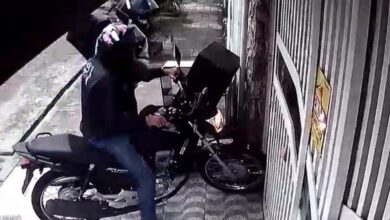 VÍDEO - Bandidos disfarçados de motoboys invadem casa e assaltam moradora em Praia Grande