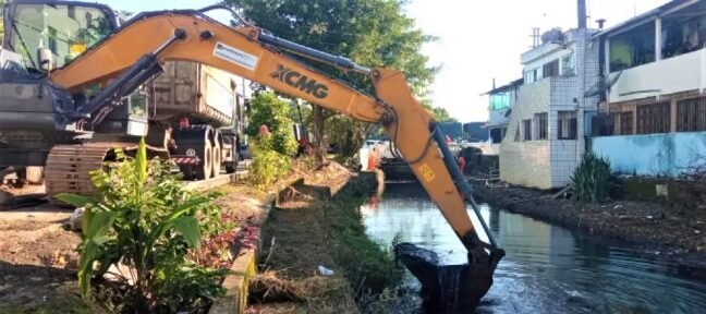 Prefeitura de Santos remove lixo de canais da cidade
