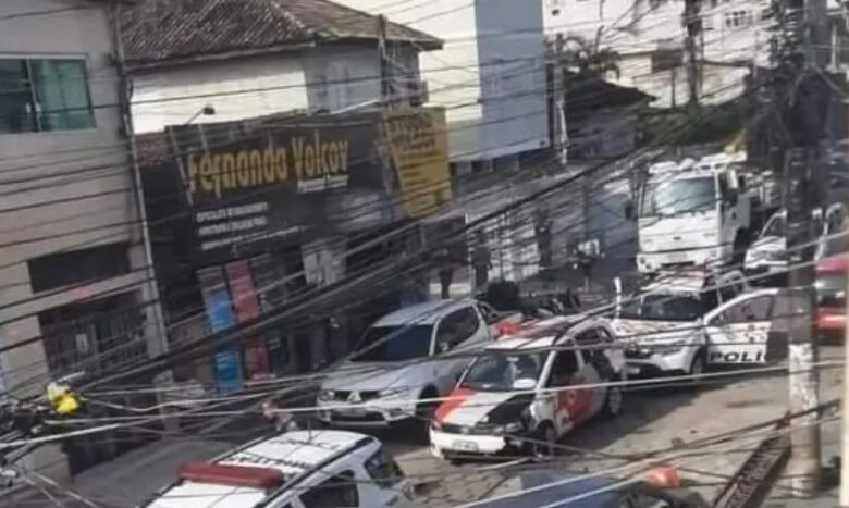 Homem rouba carro e atira contra policiais durante perseguição em São Vicente