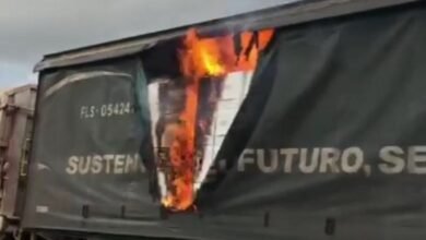 VÍDEO - Vagões de trem com celulose pegam fogo em Cubatão