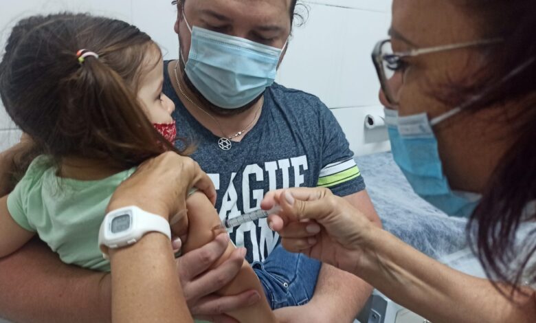 Crianças menores de 5 anos são vacinadas contra a gripe em Praia Grande