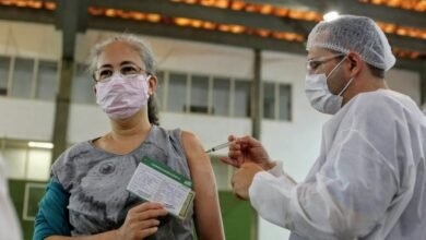Doses da vacina contra a Covid-19 serão antecipadas em Santos devido ao feriado de Tiradentes