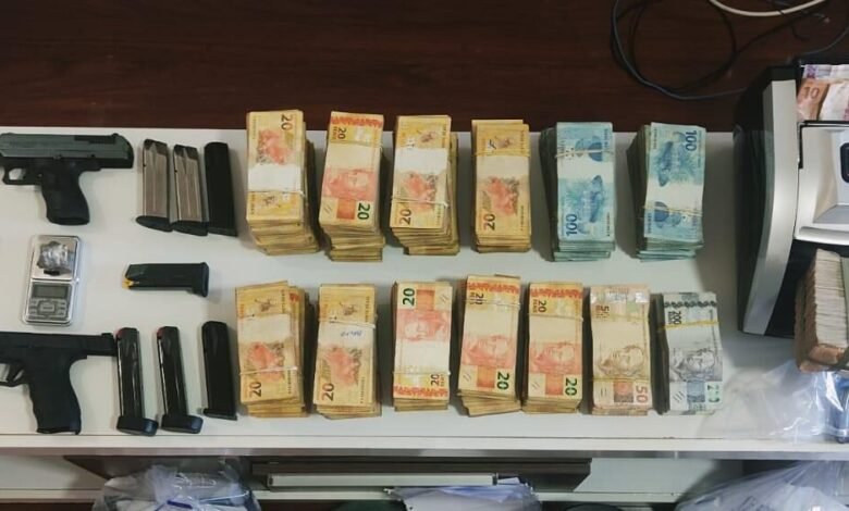 VÍDEO - Procurado por tráfico é preso com mais de R$ 300 mil e armas no Interior de SP