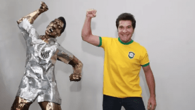 Prefeitura de Santos é processada por uso indevido de estátua de Pelé