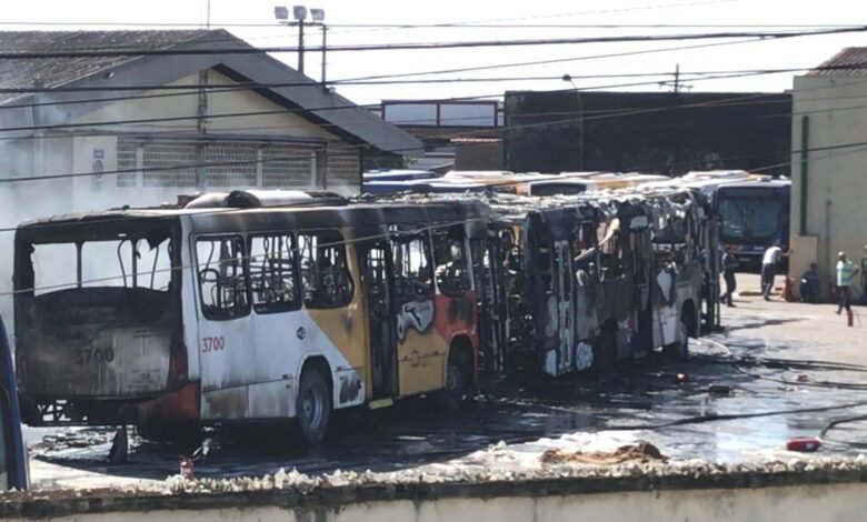 VÍDEO - Ônibus de Praia Grande são incendiados dentro da garagem do transporte coletivo