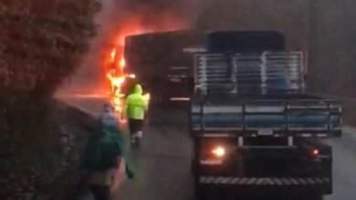 VÍDEO - Carreta com soja pega fogo na Anchieta
