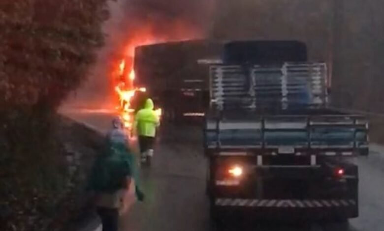 VÍDEO - Carreta com soja pega fogo na Anchieta