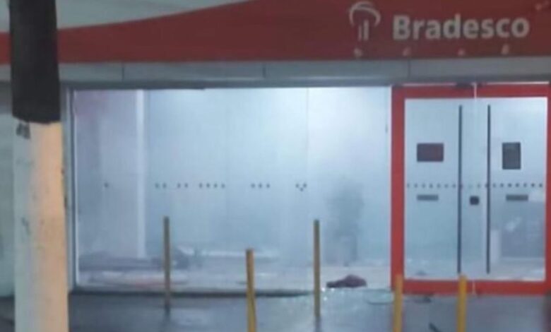 VÍDEO - Quadrilha usa explosivos para atacar banco e troca tiros com a polícia