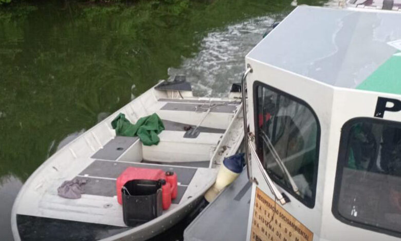 Barco roubado é recuperado em rio de Bertioga