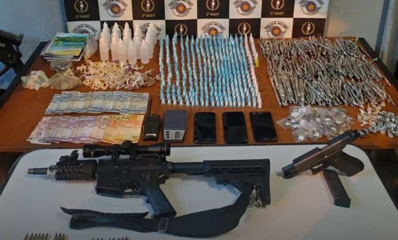 BAEP de Santos prende criminosos com mais de 1100 itens de drogas, armas, objetos do tráfico e dinheiro