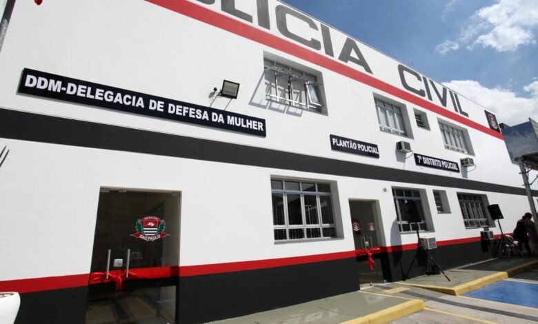 Grupo ofende e tenta agredir policiais na orla de Santos