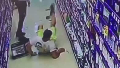 Homem é flagrado simulando acidentes em supermercado