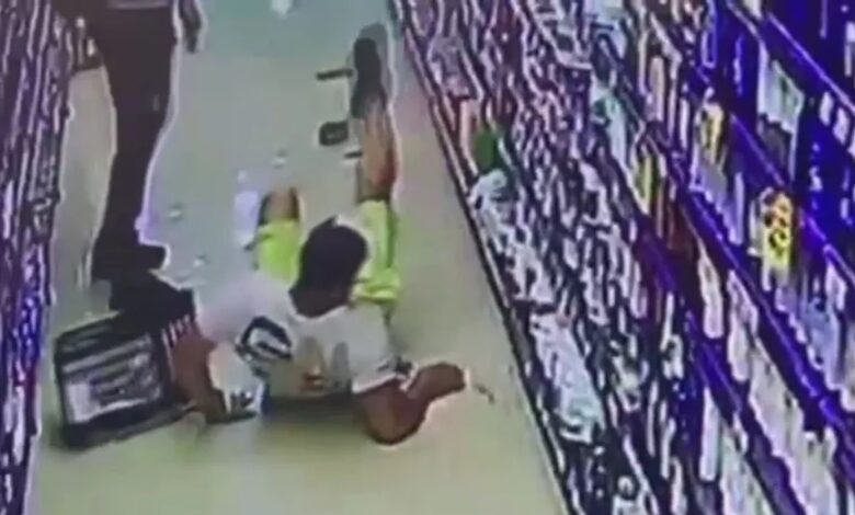 Homem é flagrado simulando acidentes em supermercado