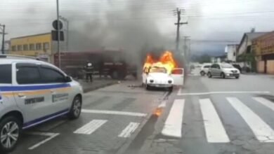 Fusca sofre incêndio na frente da Rodoviária de São Sebastião