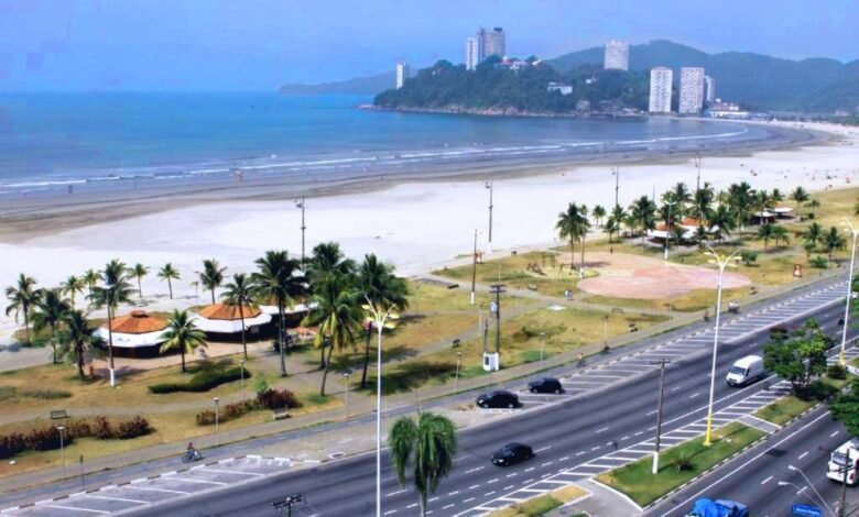São Vicente realiza serviço de desratização na Praia do Itararé