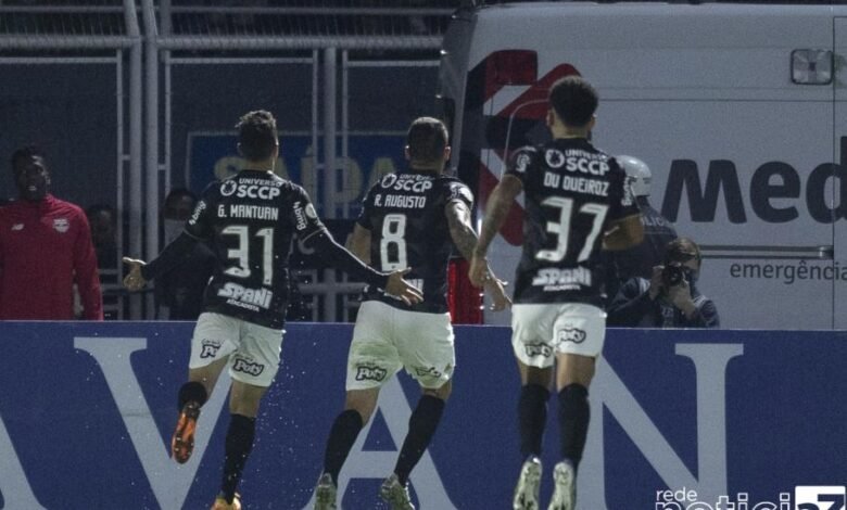 Corinthians vence o Bragantino e mantém a liderança do Brasileirão