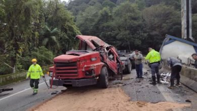 Motorista de caminhão morre após perder controle do veículo