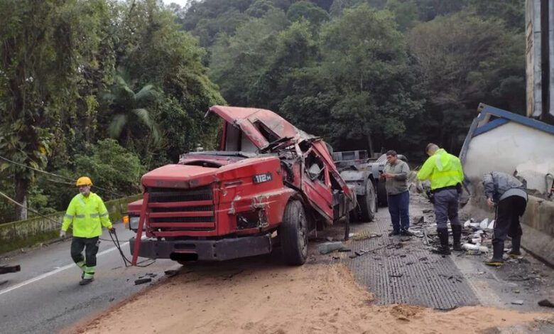 Motorista de caminhão morre após perder controle do veículo