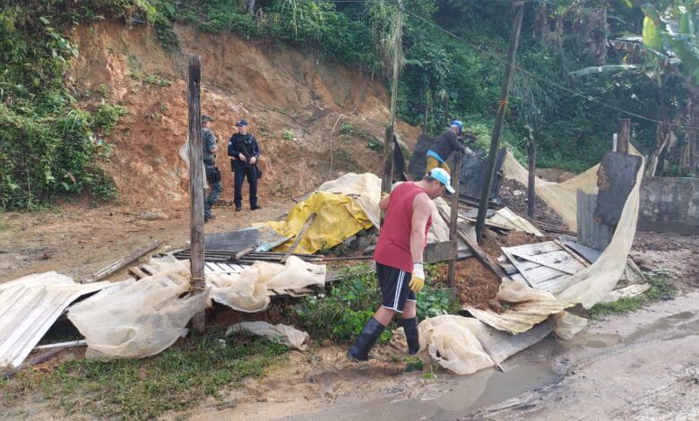 Operação da Polícia Ambiental faz demolição de duas casas em Guarujá