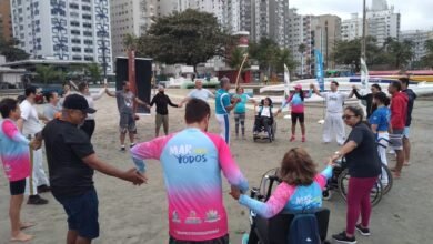 Evento inclusivo na praia marca início do Festival de Capoeira de Santos