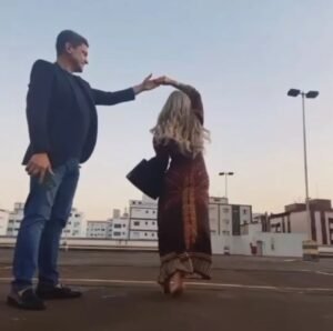 O Ex-Prefeito de São Vicente viralizou nas redes sociais após aparecer em uma propaganda do Dia dos Namorados junto com sua esposa.