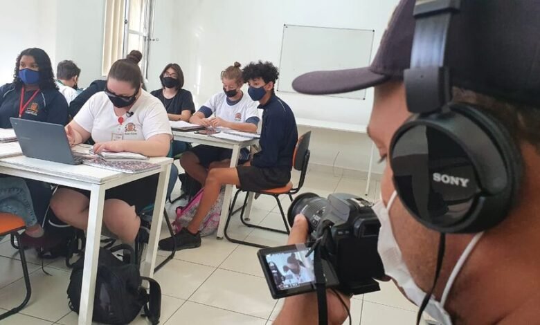 Alunos de Santos participam de gravação do governo sobre combate às fake news