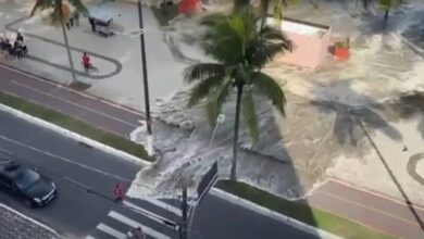 Ressaca faz mar invadir calçadão de Praia Grande