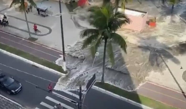 Ressaca faz mar invadir calçadão de Praia Grande