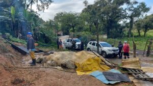 Operação da Polícia Ambiental faz demolição de duas casas em Guarujá