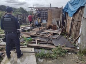 Operação da Polícia Ambiental faz demolição de duas casas em Guarujá