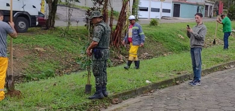 Policia Ambiental efetua plantio de mudas de árvore em Cubatão