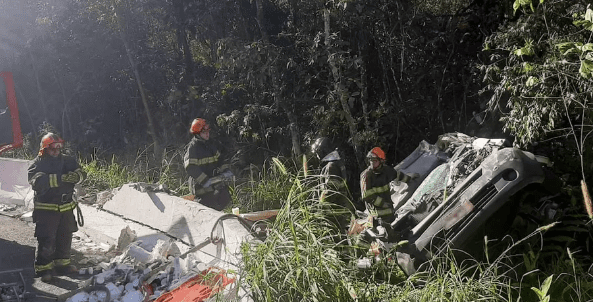 Furgão cai numa ribanceira em rodovia de Ubatuba e mata duas pessoas