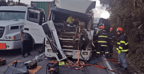 Carretas e um carro batem na Anchieta e uma pessoa fica presa nas ferragens