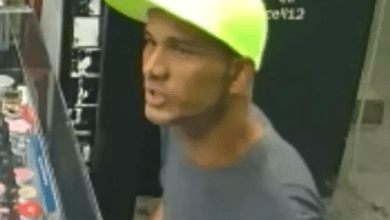 Homem invade loja de celulares de São Vicente, comete roubo e faz ameaças