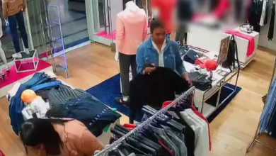 VÍDEO - Mulher furta jaqueta avaliada em R$ 1,3 mil e esconde entre as pernas