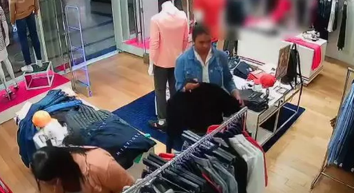 VÍDEO - Mulher furta jaqueta avaliada em R$ 1,3 mil e esconde entre as pernas