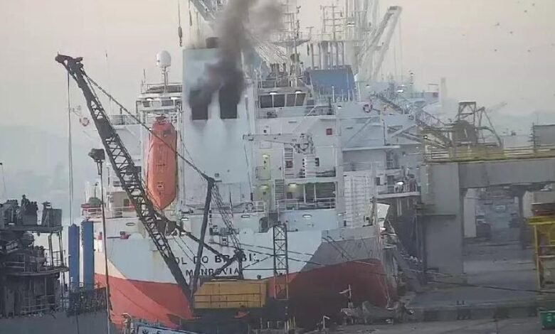 Navio atracado no Porto de Santos pega fogo