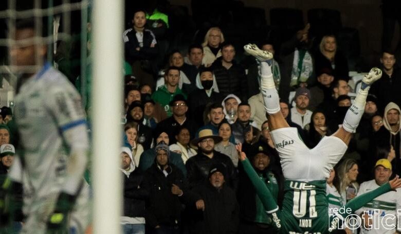 Palmeiras quebra tabu de 33 anos contra o Coritiba e retoma a liderança do Brasileirão