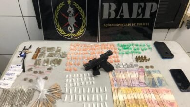 VÍDEO - Dupla é presa com arma e grande quantia de drogas no Guarujá