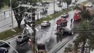 Carro capota na orla de São Vicente e motorista é detido