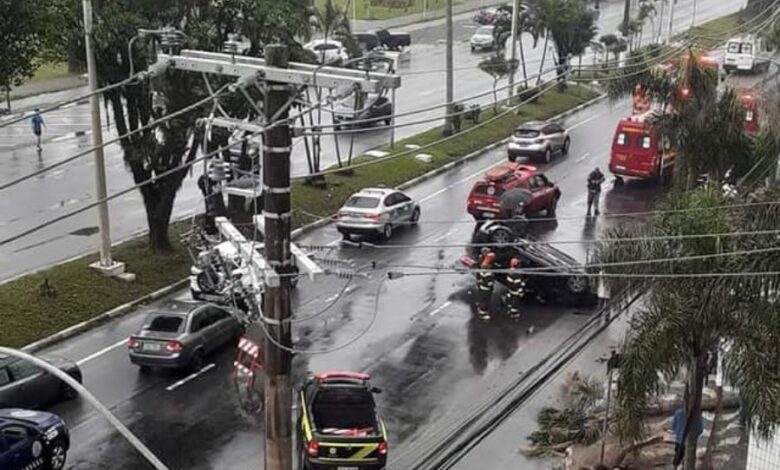 Carro capota na orla de São Vicente e motorista é detido