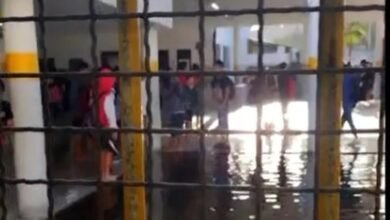 VÍDEO - Escola em Santos é inundada por conta da maré alta