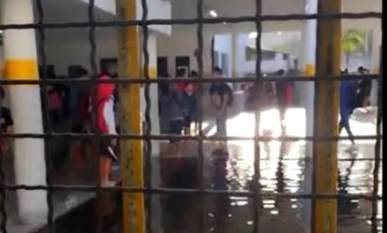 VÍDEO - Escola em Santos é inundada por conta da maré alta