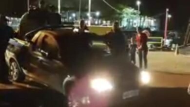 Carro tenta embarcar na travessia de balsas do Litoral Norte e fica pendurado