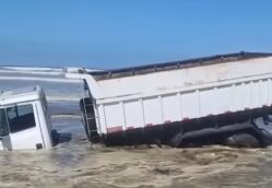 VÍDEO - Caminhão atola na faixa de areia em Praia Grande